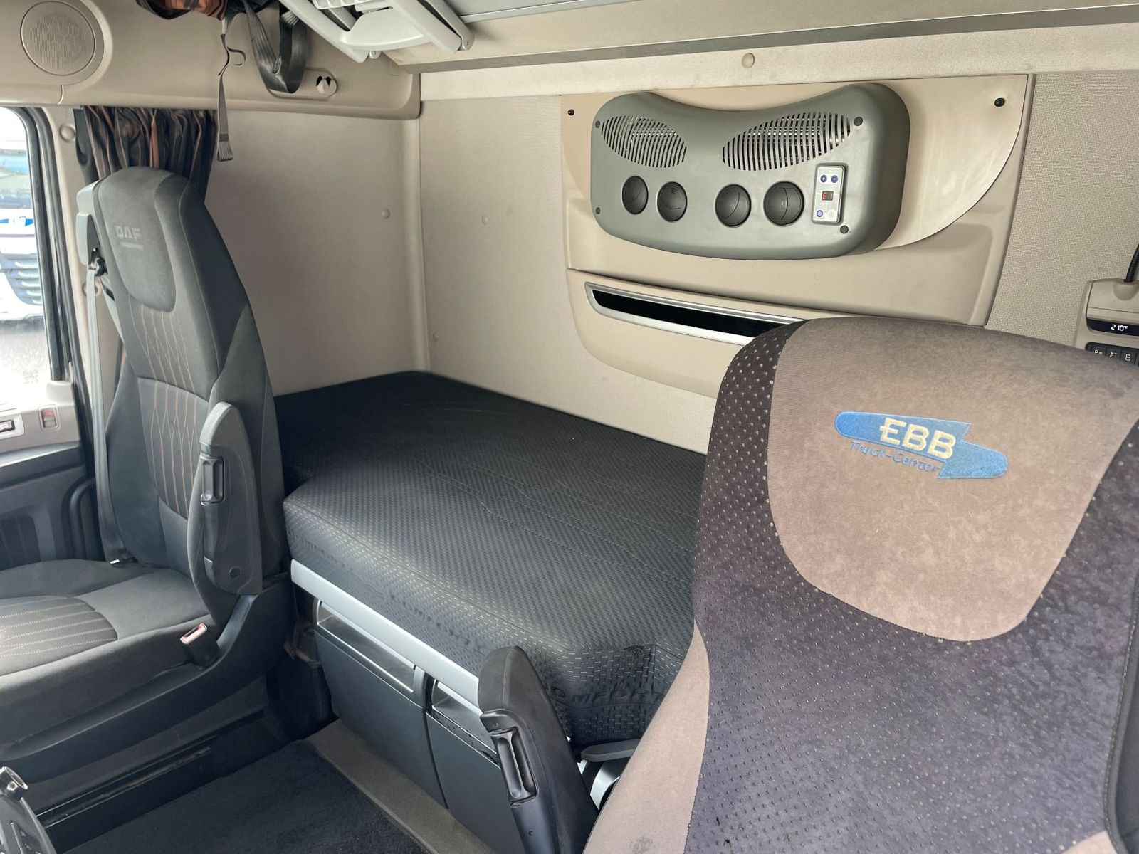 Fahrzeugabbildung DAF FAT XF 530 SSC, Holztransport, Greifer mit Säge