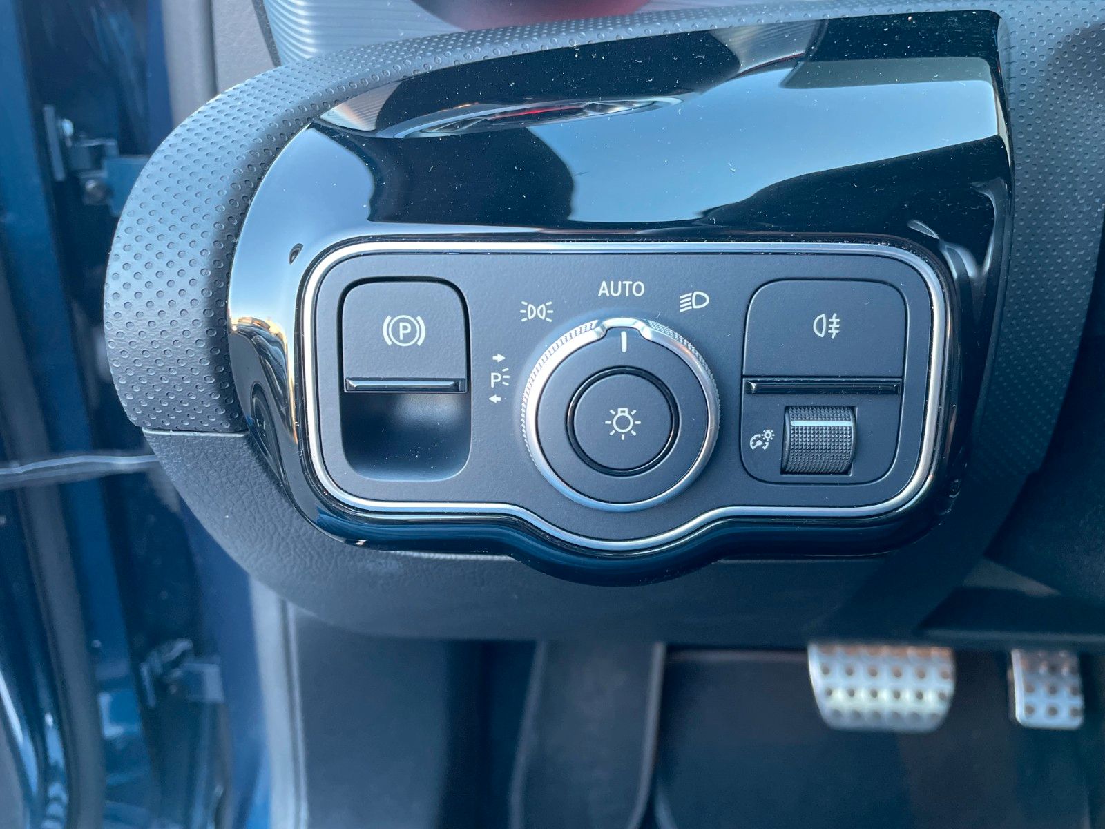 Fahrzeugabbildung Mercedes-Benz A 250e Limo+AMG+Ambiente+RFK+19Zoll+MBUX+LED+