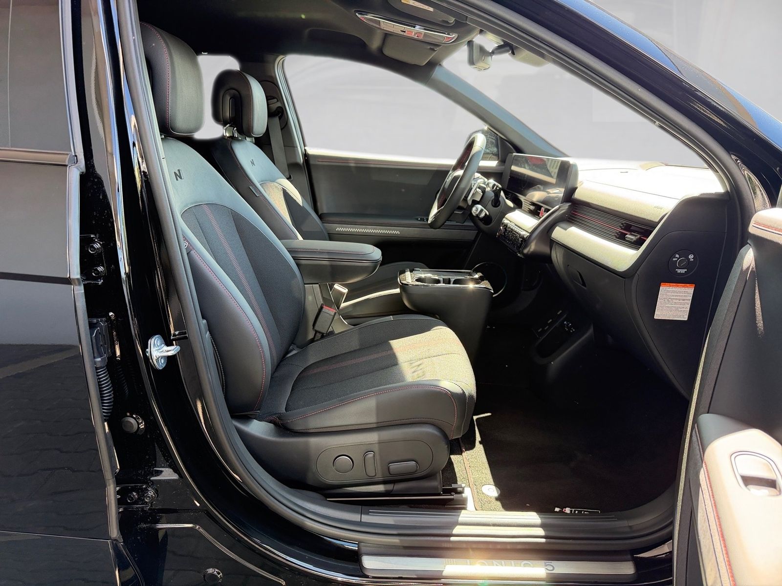 Fahrzeugabbildung Hyundai Ioniq 5 84kWh Elektro KlimaA,LED,Navi,SHZ,2xKlim