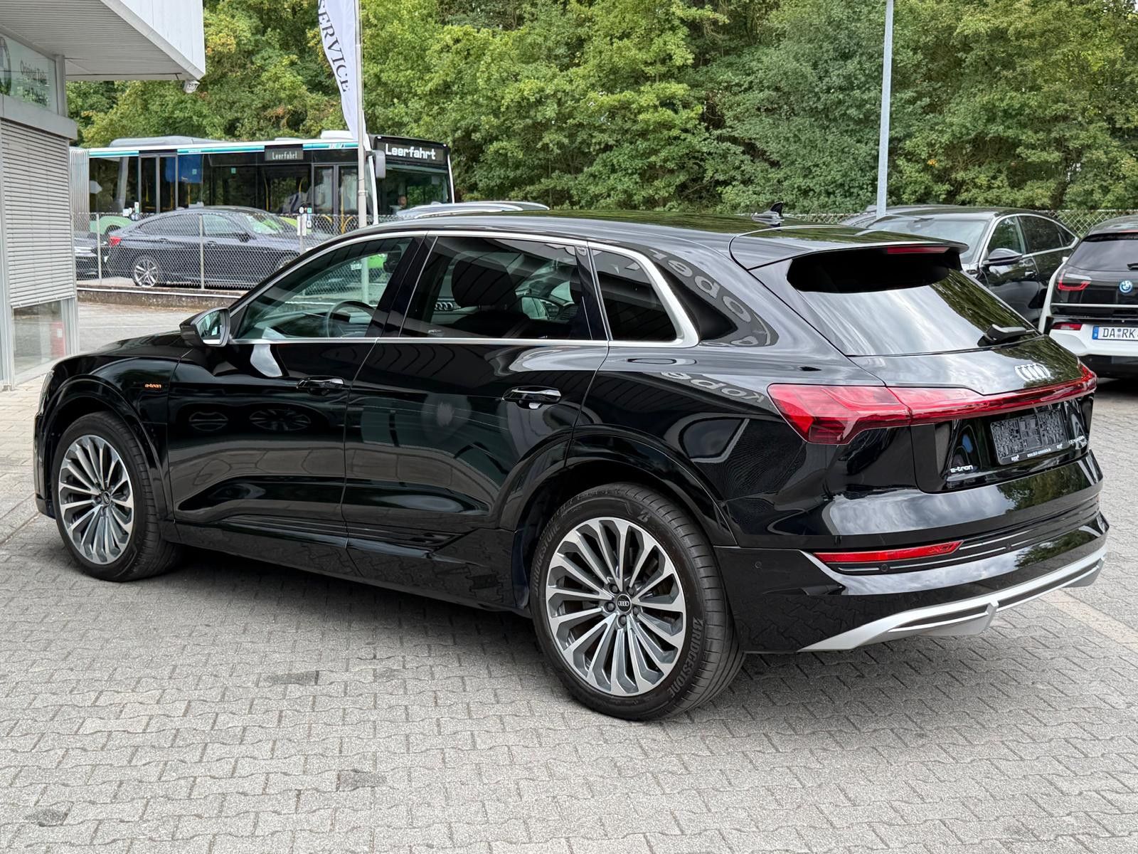 Fahrzeugabbildung Audi e-tron 55 QUATT S LINE LUFT+LED+SHZ+KAM+B&O+21"