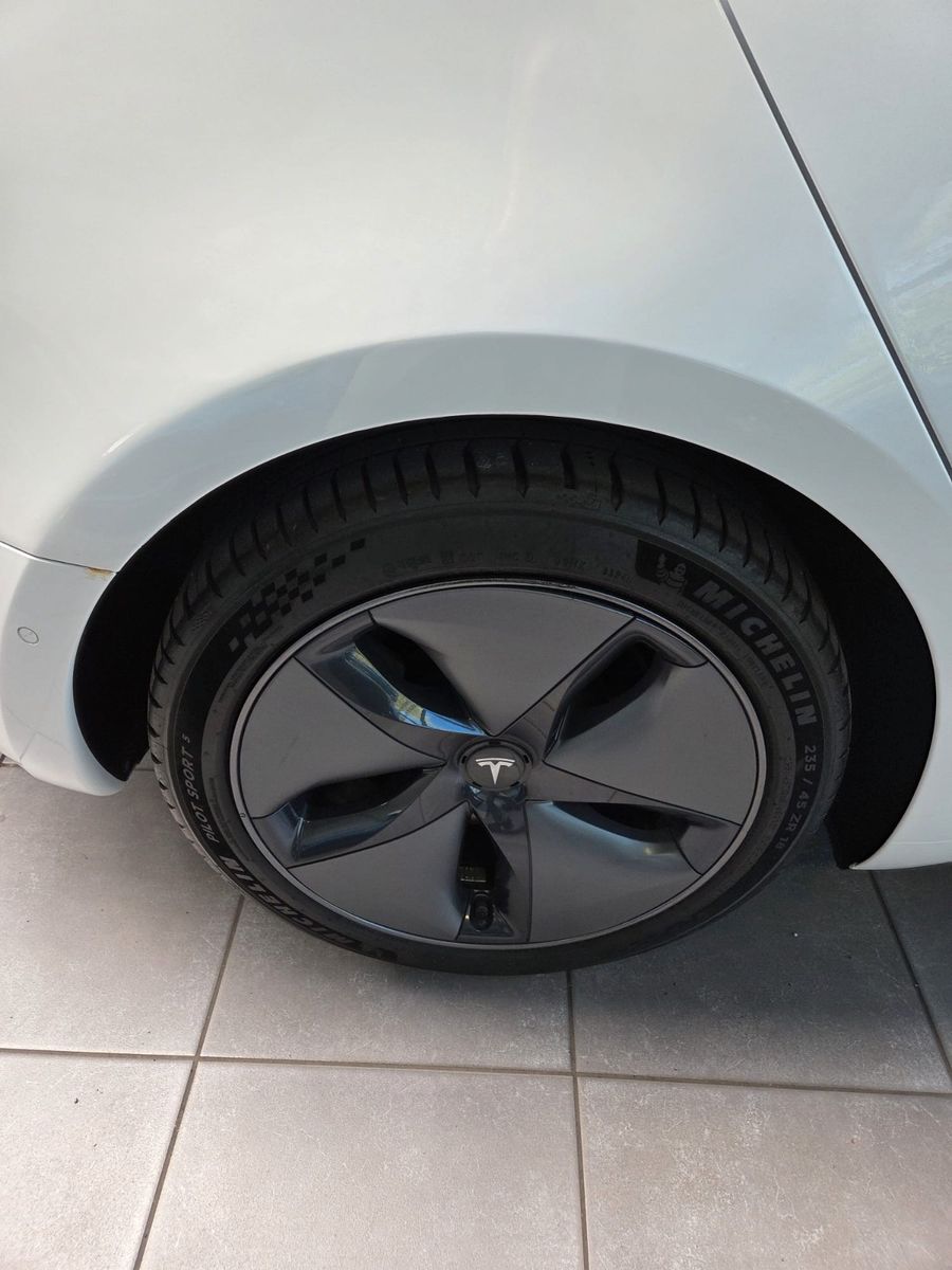Fahrzeugabbildung Tesla Model 3 Long Range Dual AWD