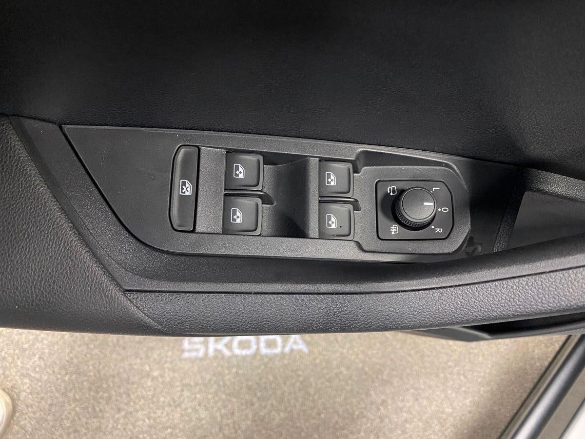 Fahrzeugabbildung SKODA Karoq 1.5 TSI DSG Sportline+MATRIX+2030 GARANTIE
