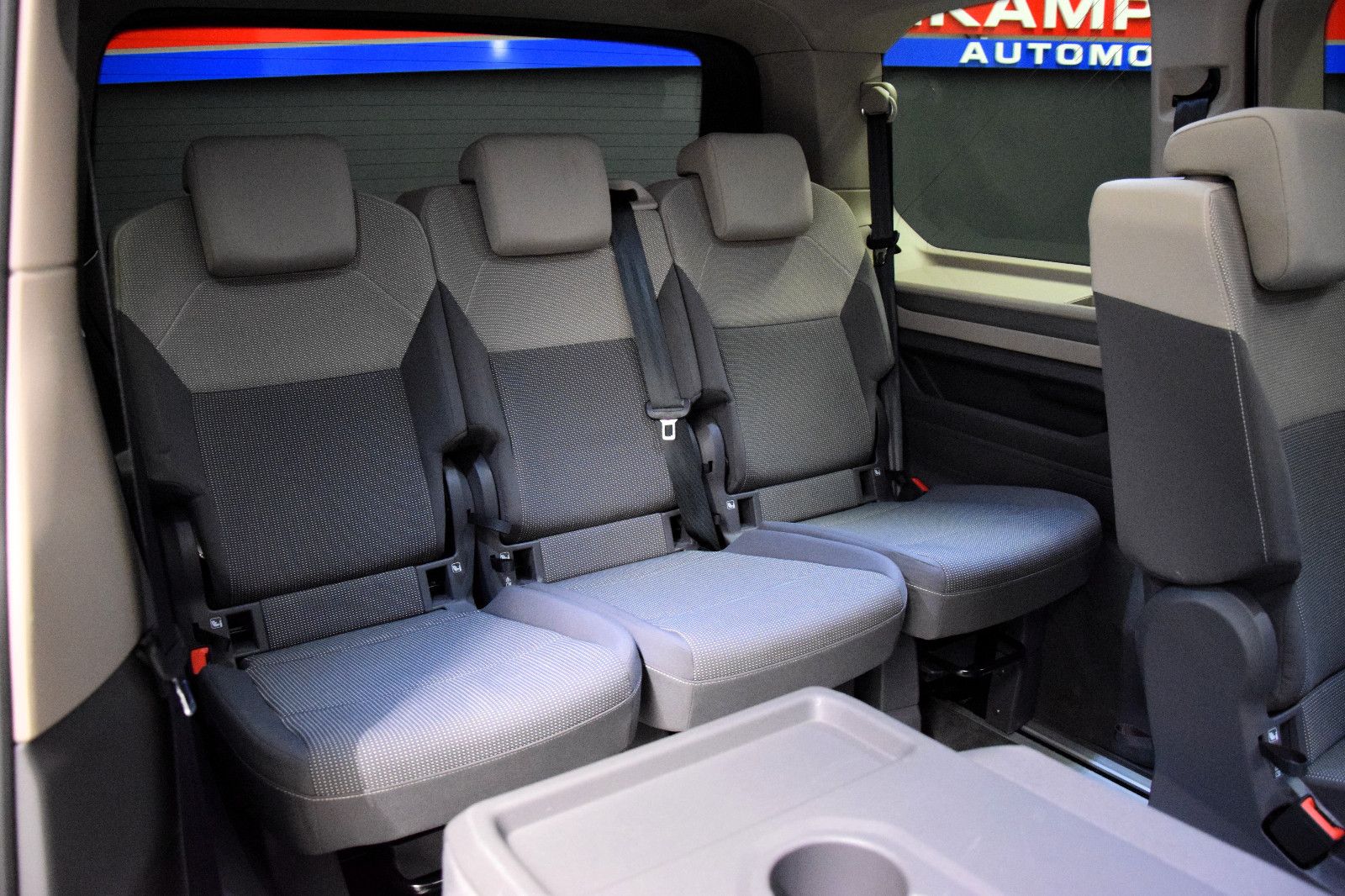 Fahrzeugabbildung Volkswagen T7 Multivan DSG Life 7-Sitze Pano AHK IQ-Light