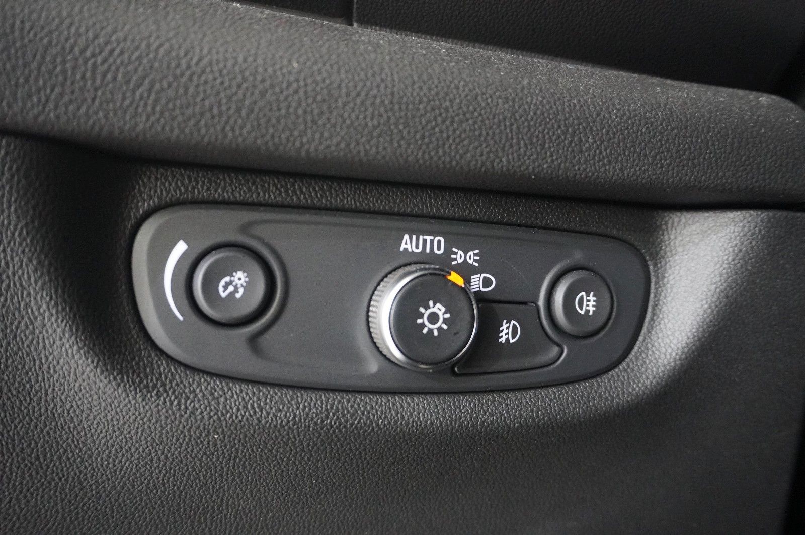 Fahrzeugabbildung Opel Insignia B ST 2.0D ELEGANCE NAVI/LED/KAMERA/DAB+