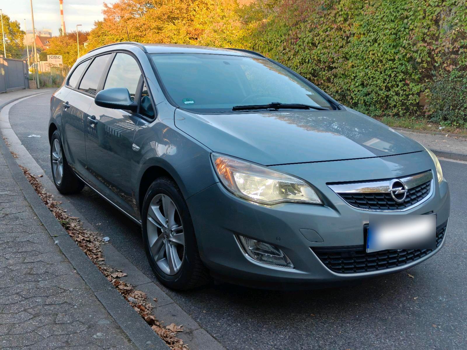 Opel Astra 2011 — rear view