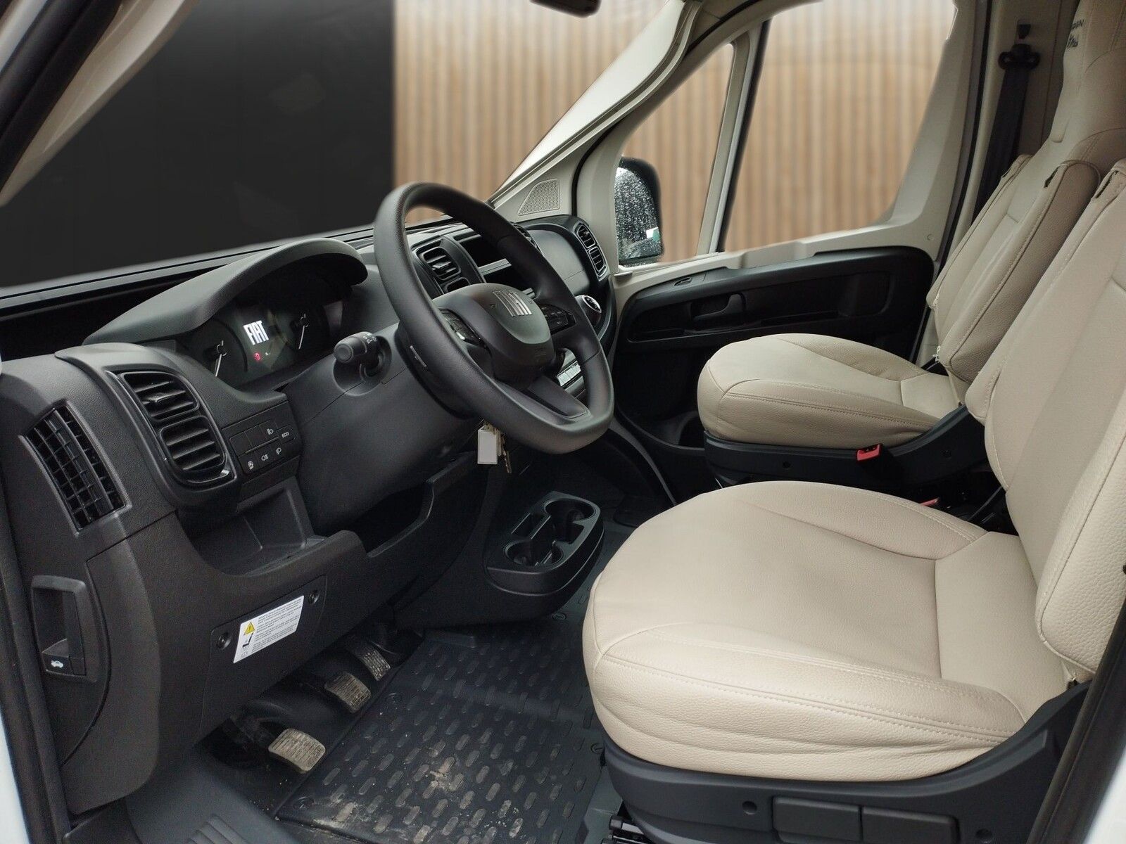 Fahrzeugabbildung Karmann Dexter DE 550 140 PS, Rückfahrkamera