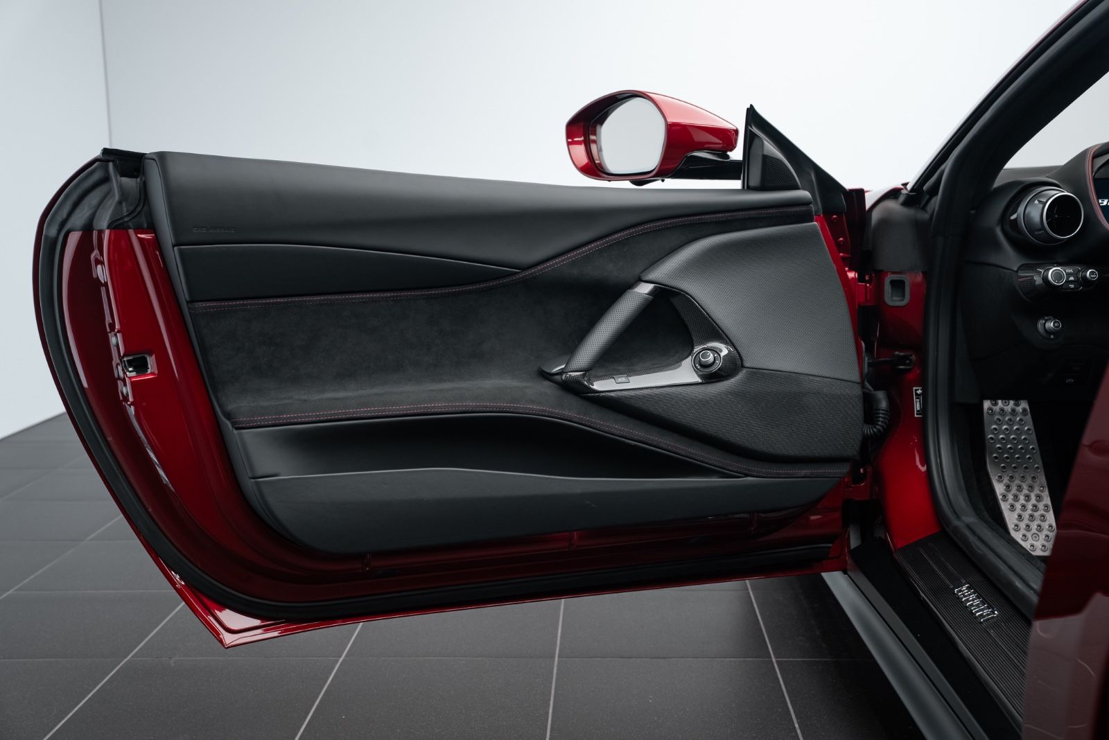 Fahrzeugabbildung Ferrari 812 GTS LIFT/SURROUND/CARBON/HISTORICAL COLOUR