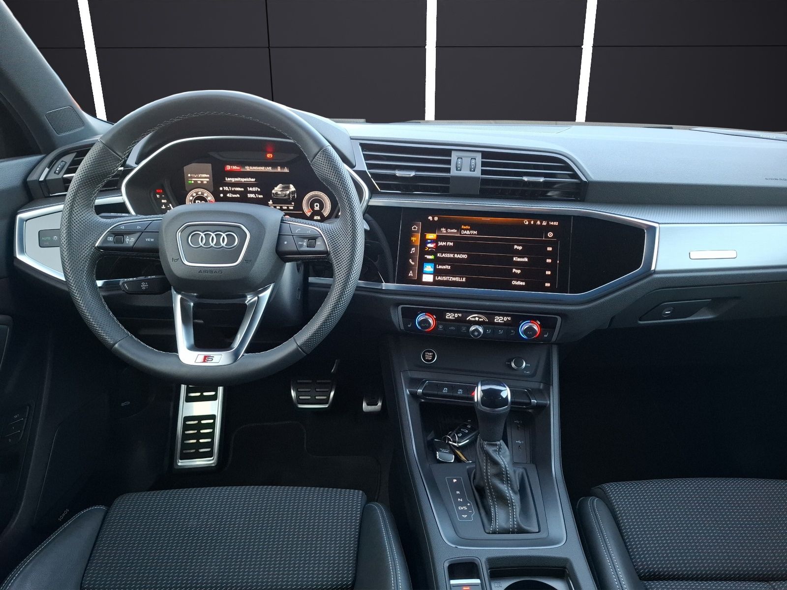 Fahrzeugabbildung Audi Q3 45 TFSI quattro S-Line S-tronic Standhzg Matr