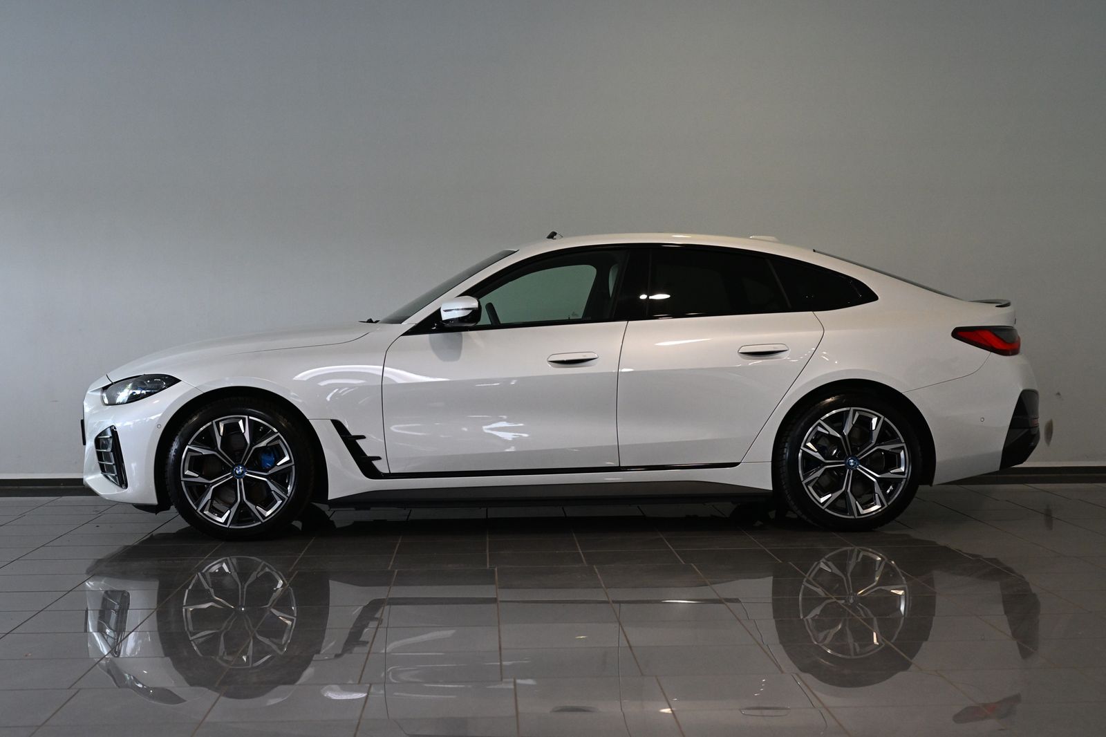 BMW i4 40 eDrive M Sport Pro Leder ACC GSD Laser H&K imagem 3