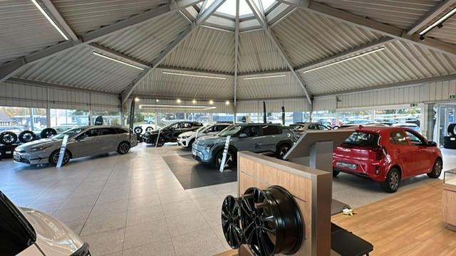 showroom-image-top