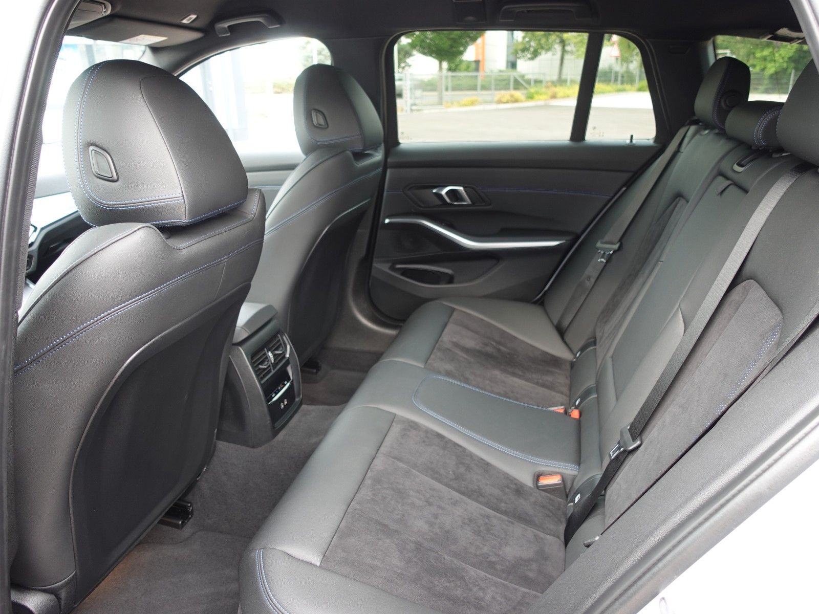 Fahrzeugabbildung BMW 318i Touring A M Sportpaket LMR18"/LED/Navi/...