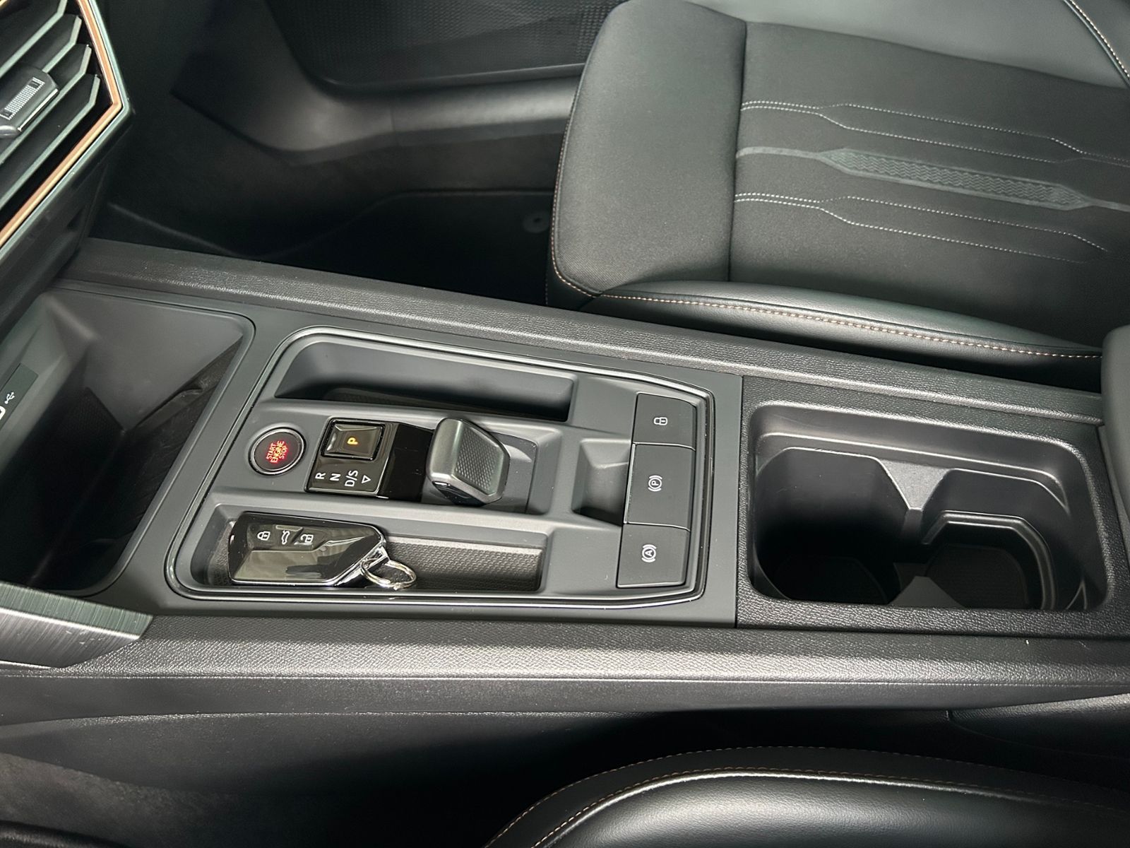 Fahrzeugabbildung CUPRA Leon Sportstourer VZ e-Hybrid NAV RFK SHZ 19"