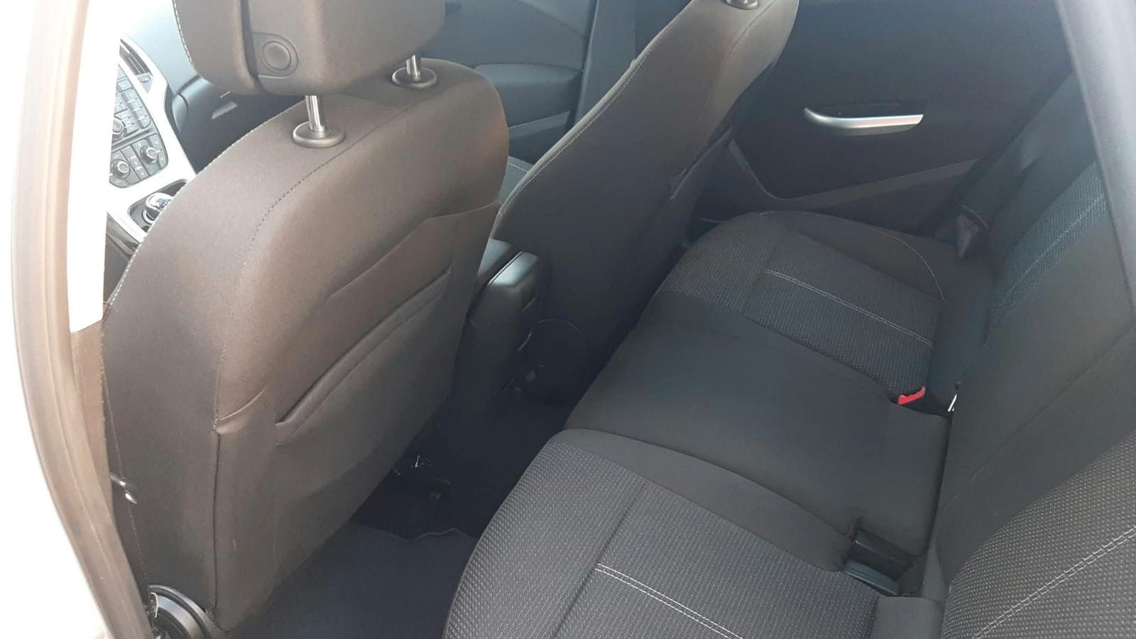 Opel Astra 2011 — photo 7