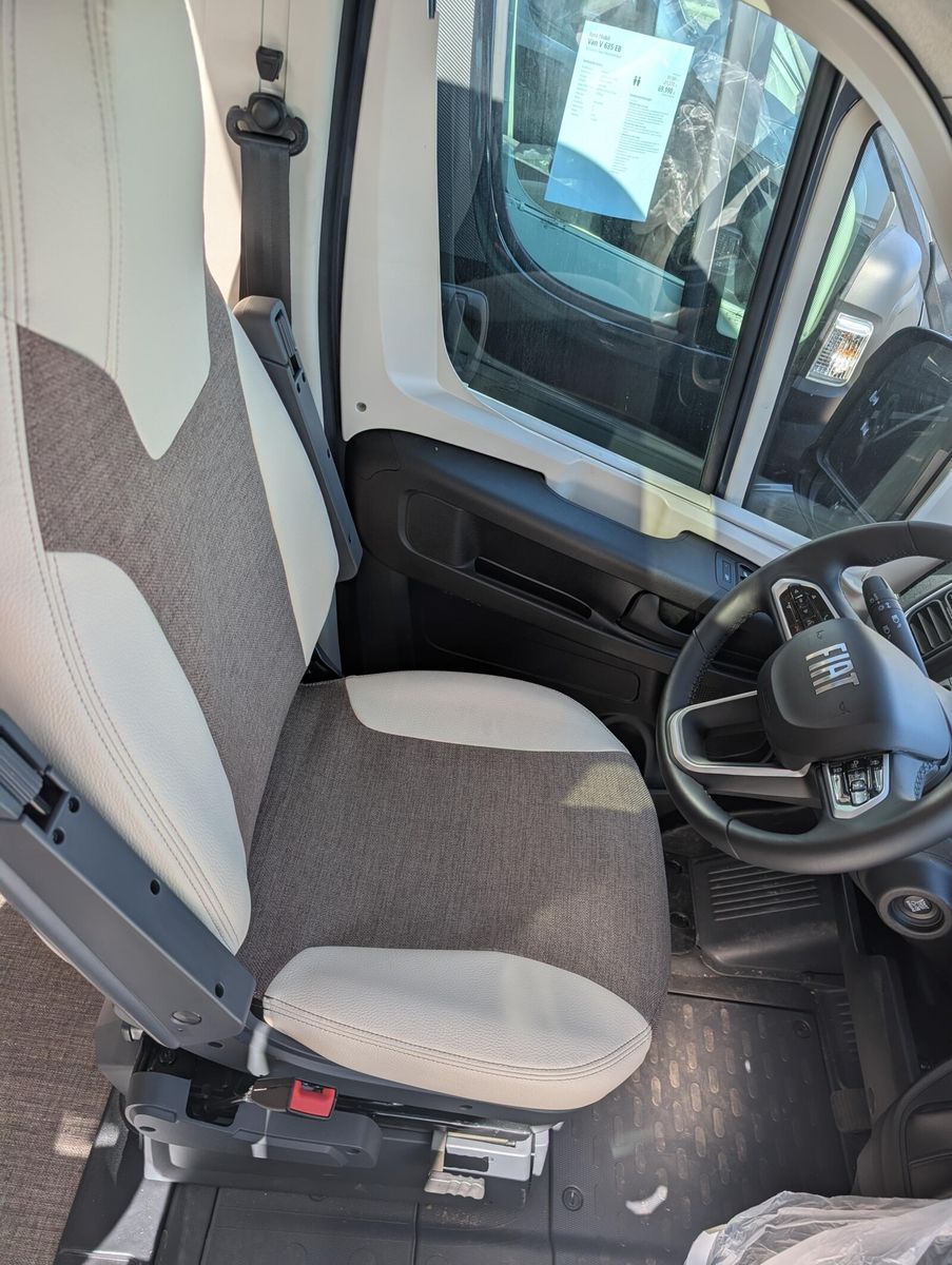 Fahrzeugabbildung Eura Mobil Van V 635 EB  Captain-Chair- Sitze, Skyroof, RFK