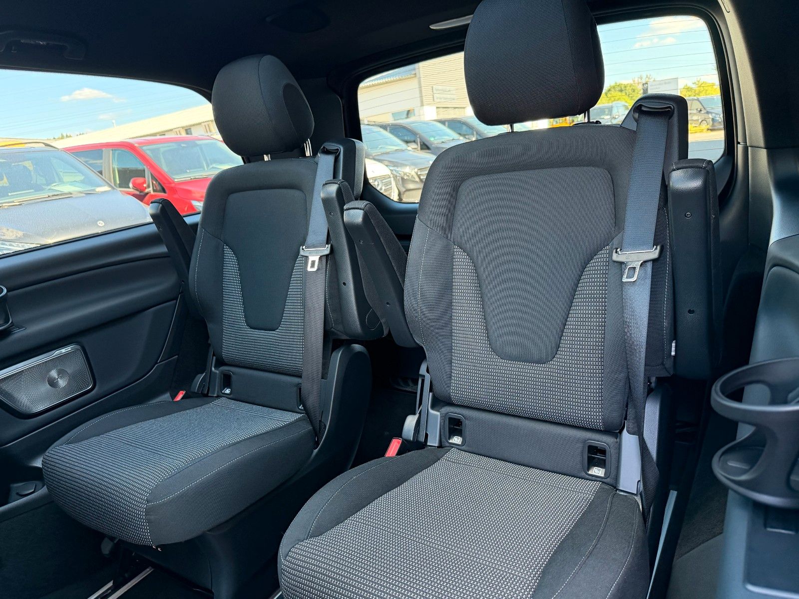 Fahrzeugabbildung Mercedes-Benz V 300 d STYLE AMG 4MATIC AIRMATIC DISTRONIC Pano