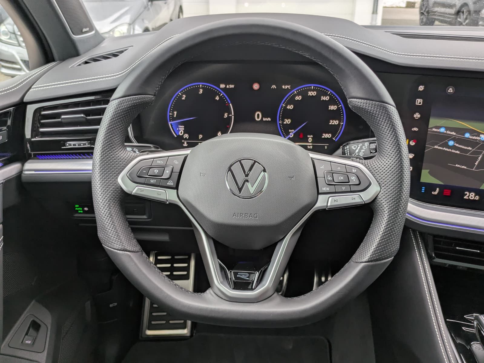 Fahrzeugabbildung Volkswagen Touareg 3.0TDI 4M R-Line VOLL Black 22" UPE 114T