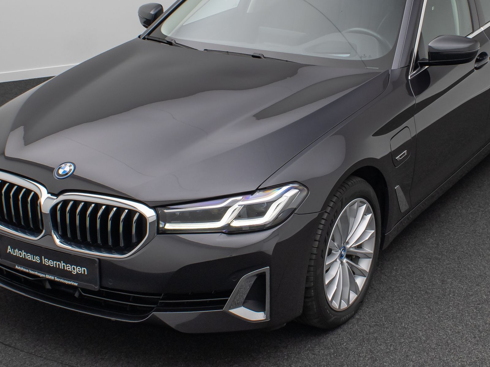 Fahrzeugabbildung BMW 530e xD LuxuryLine Panorama Laser Kamera HUD H/K