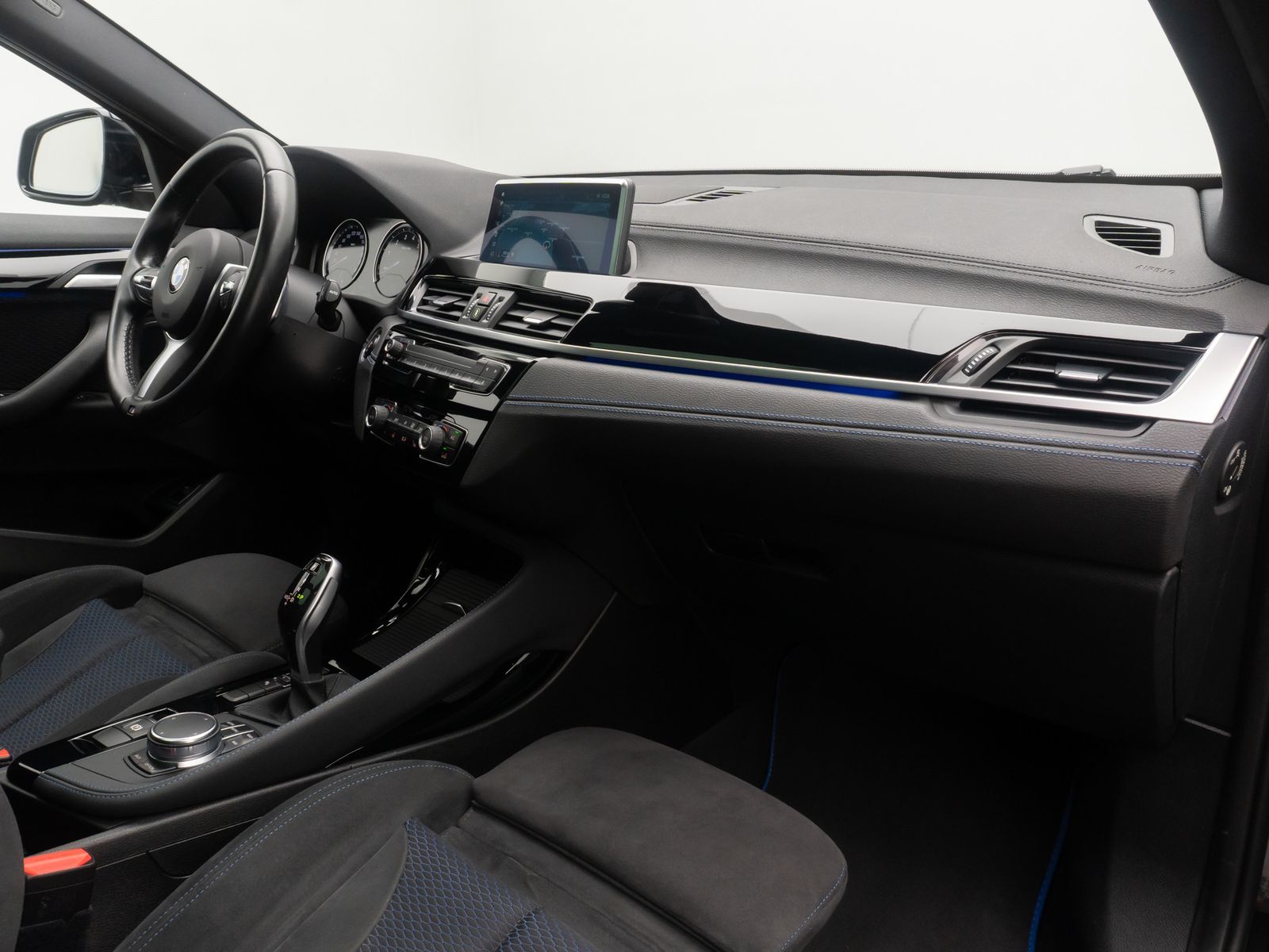 Fahrzeugabbildung BMW X2 sD20i M Sport Kamera HUD Panorama Alarm 20"