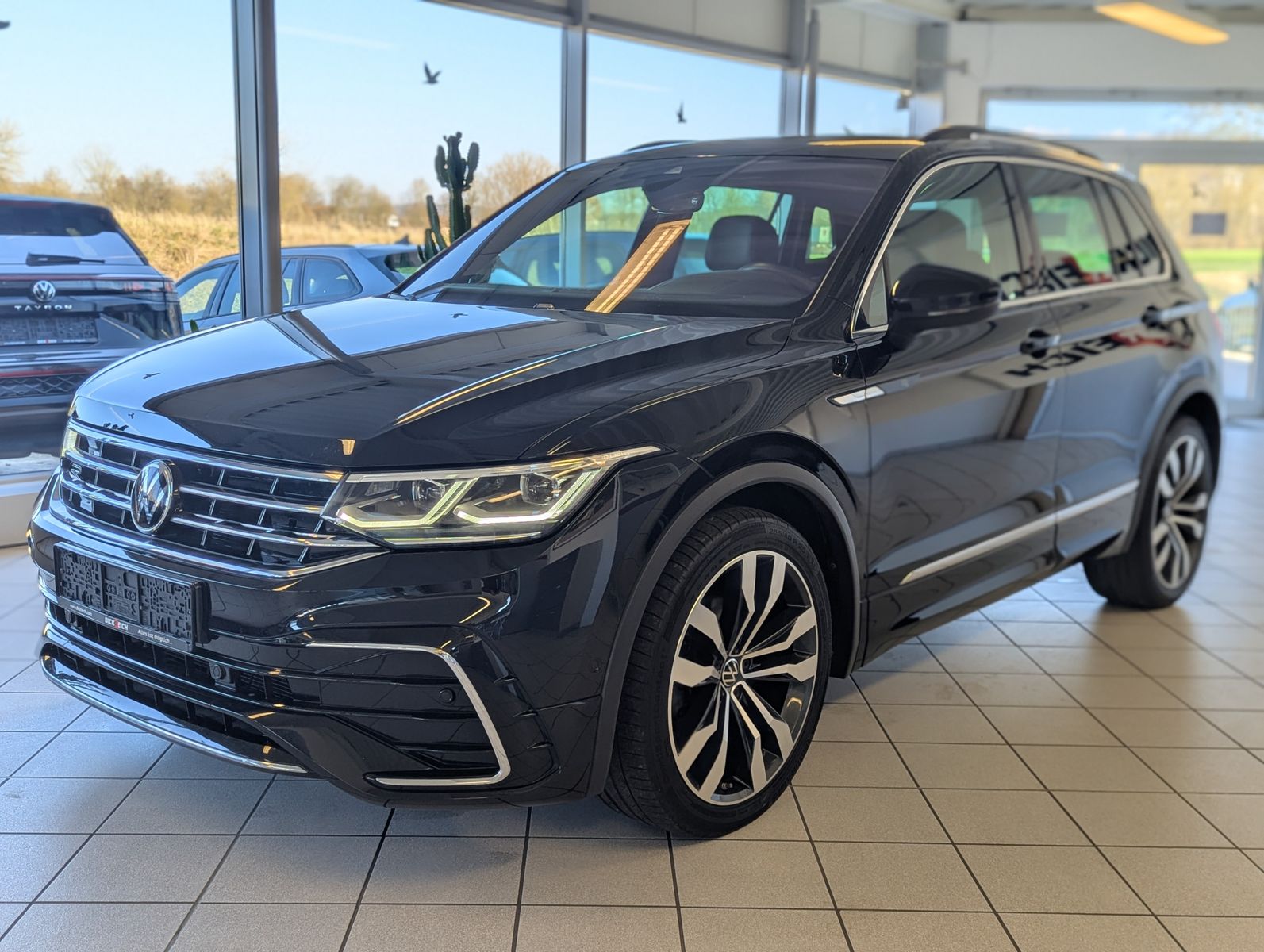 VW Tiguan 2.0 TDI DSG R-Line Matrix Pano HUD AHK 20 - Image 3