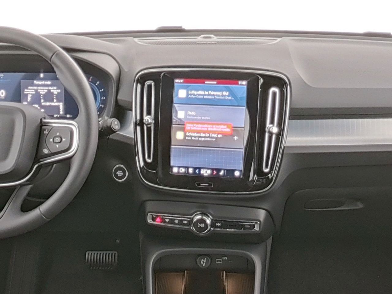 Fahrzeugabbildung Volvo XC40 Plus Dark 2WD