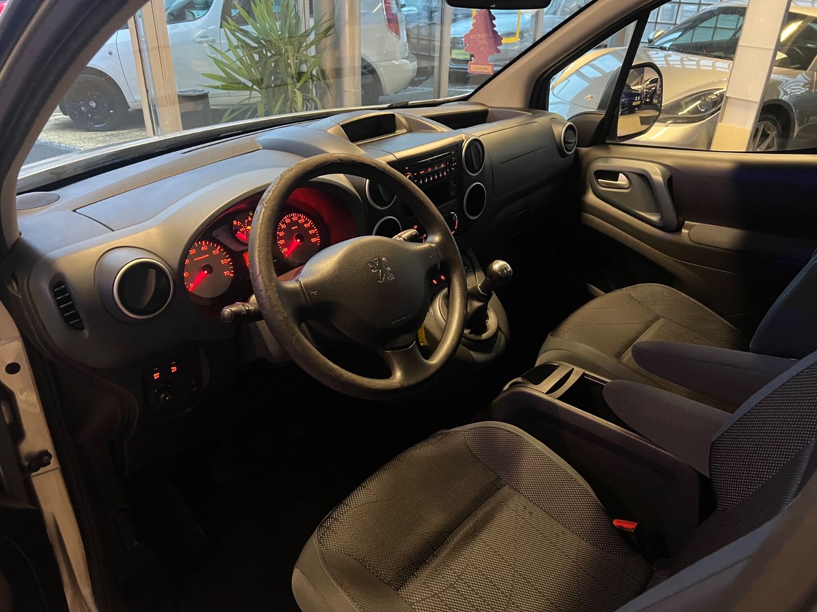 Fahrzeugabbildung Peugeot Partner Tepee Family * 1.HAND *