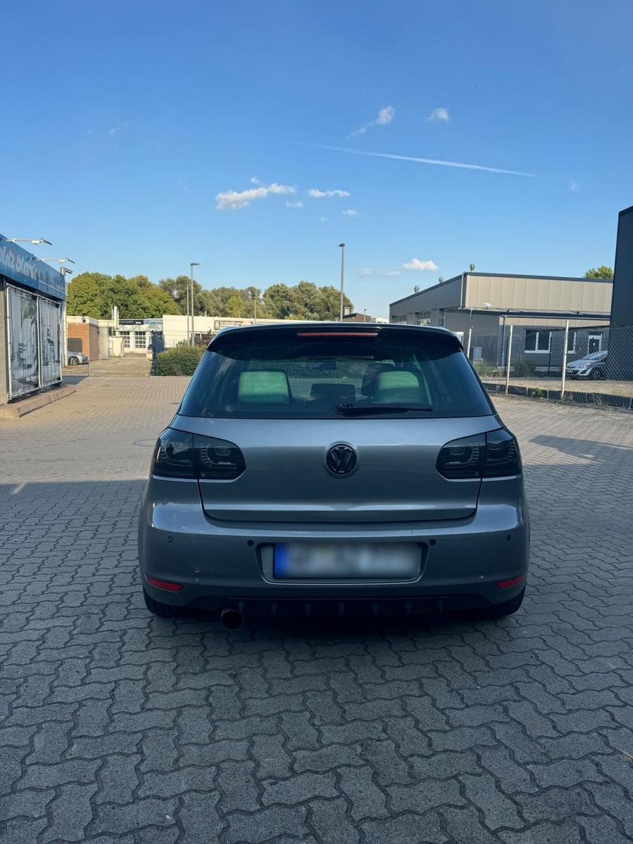 Volkswagen Golf 2010 — interior