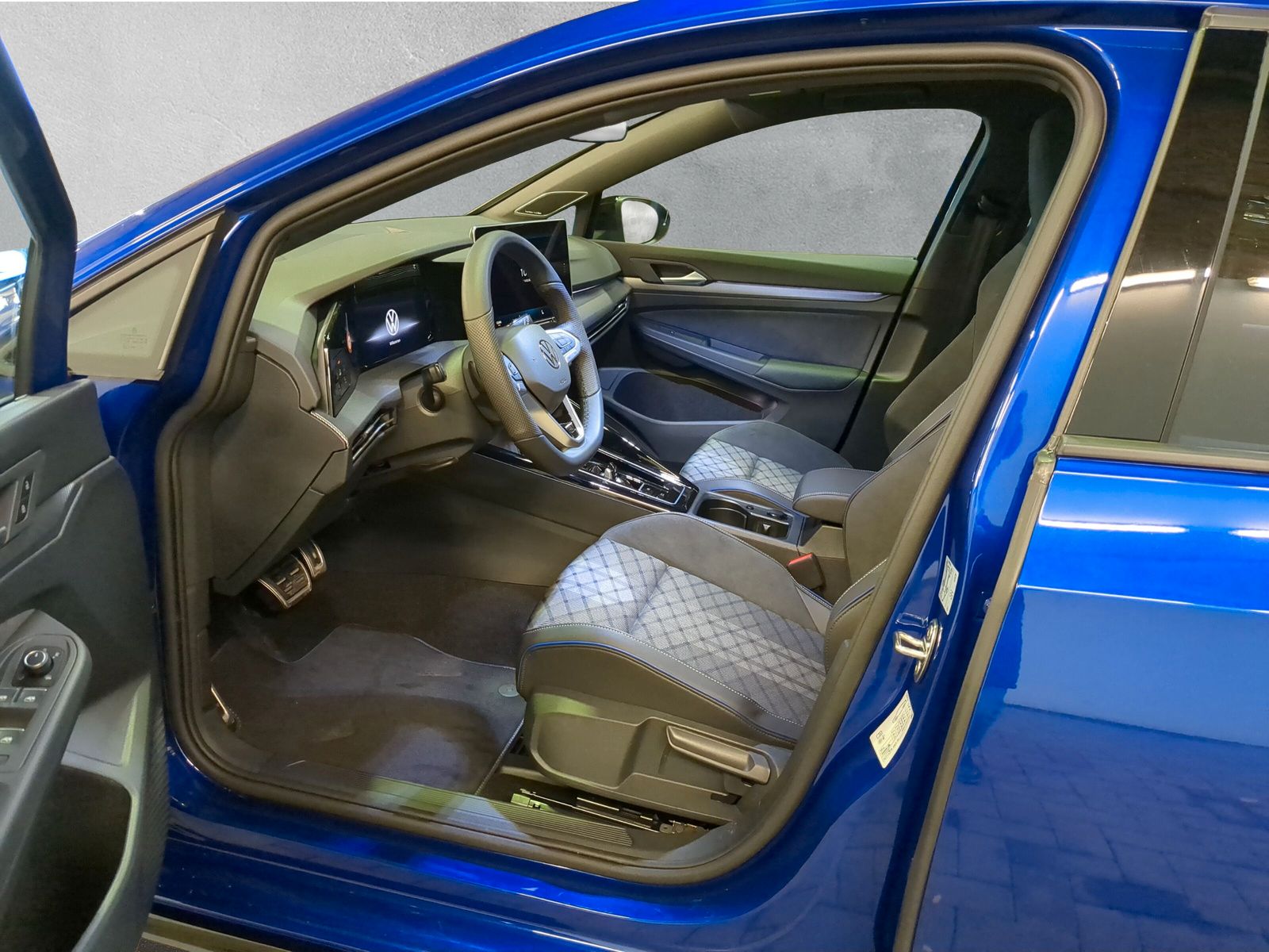 Fahrzeugabbildung Volkswagen Golf R-Line 1,5 eTSI 110kW 7-Gang DSG AHK