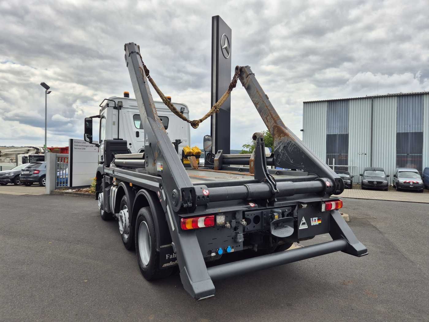 Fahrzeugabbildung Mercedes-Benz Arocs 2643 L 6x2/4 VDL AHK Funk Vorlaufachse