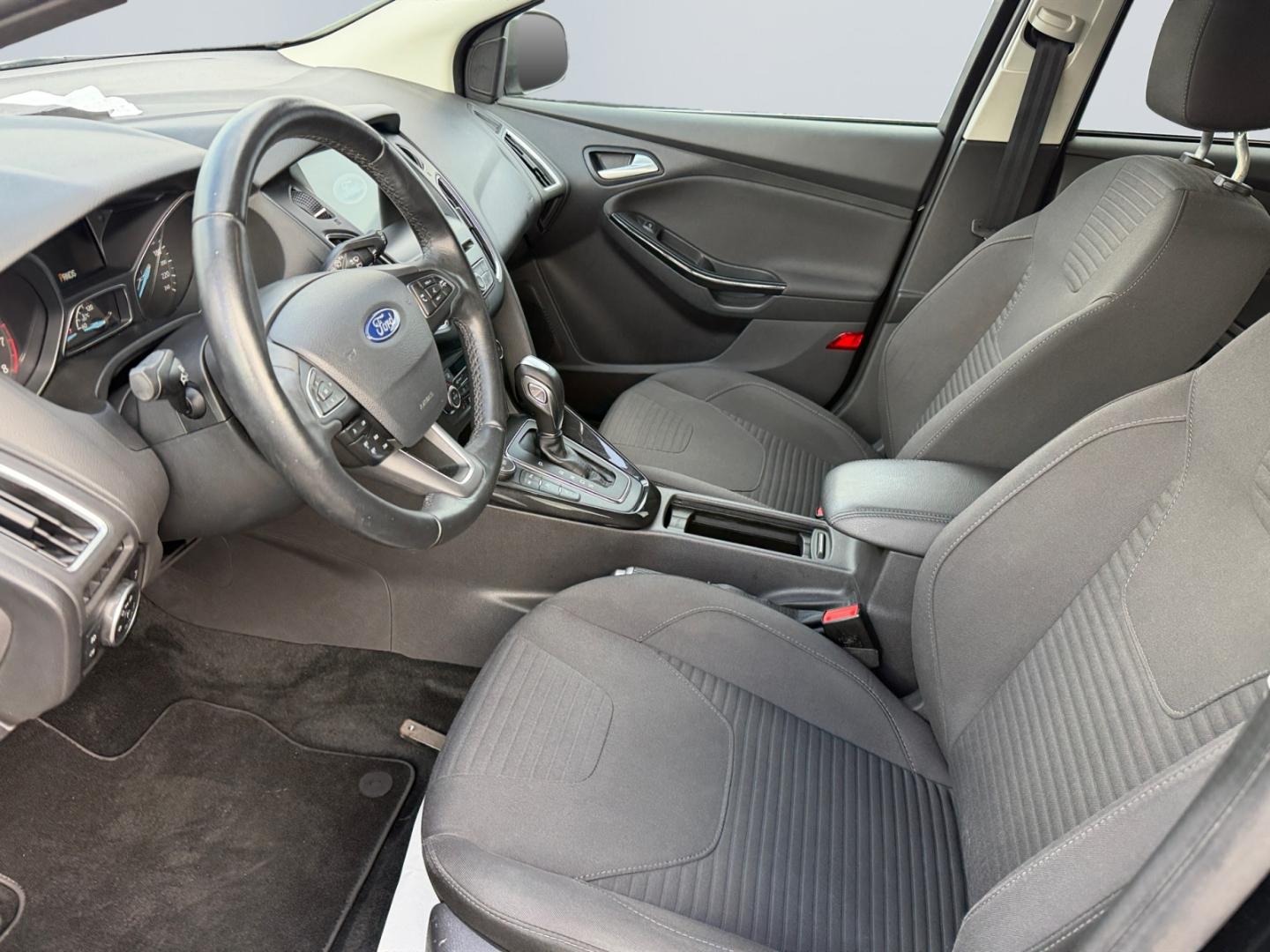 Ford Focus 1.5 Turnier Titanium *PDC v.&h.*SHZ*Klima*