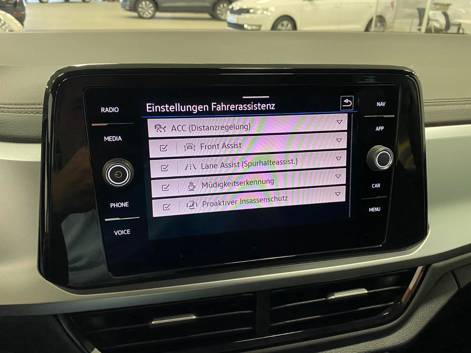 Fahrzeugabbildung Volkswagen T-Roc 1.5 TSI Life+KAMERA+ready2Discover+LED+16"