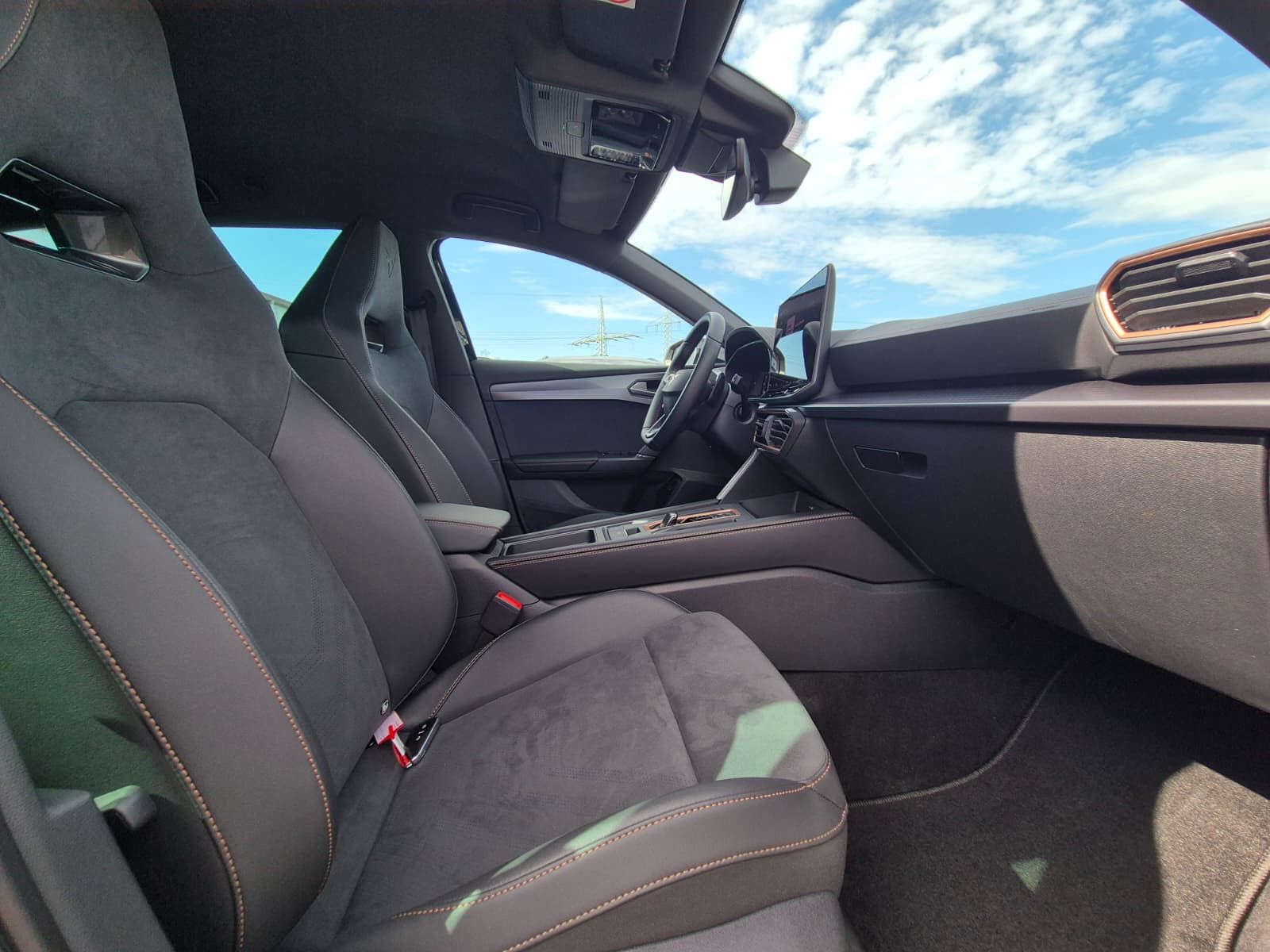 Fahrzeugabbildung CUPRA Leon 1.5 eTSI DSG AHK*DYNAMICA*EDGE*LED*5JGARAN.