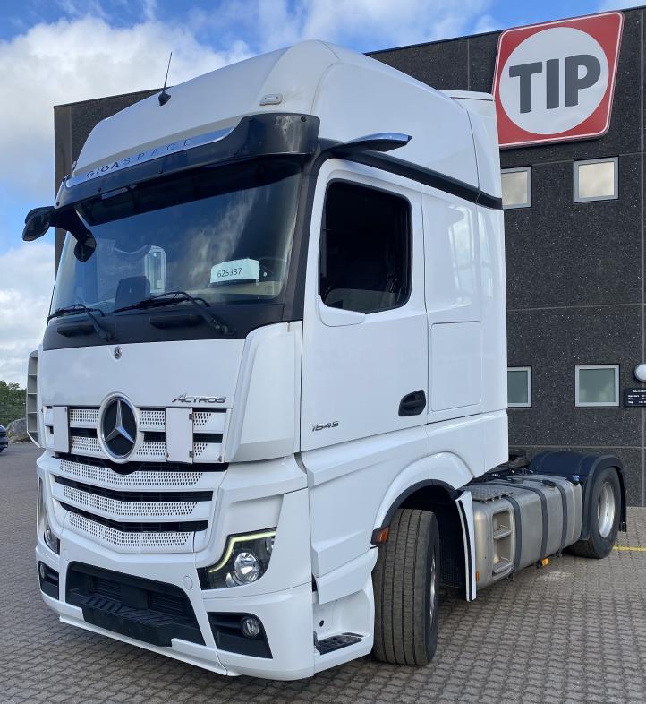 Mercedes-Benz Vehicle Tractor 4x2 Standard