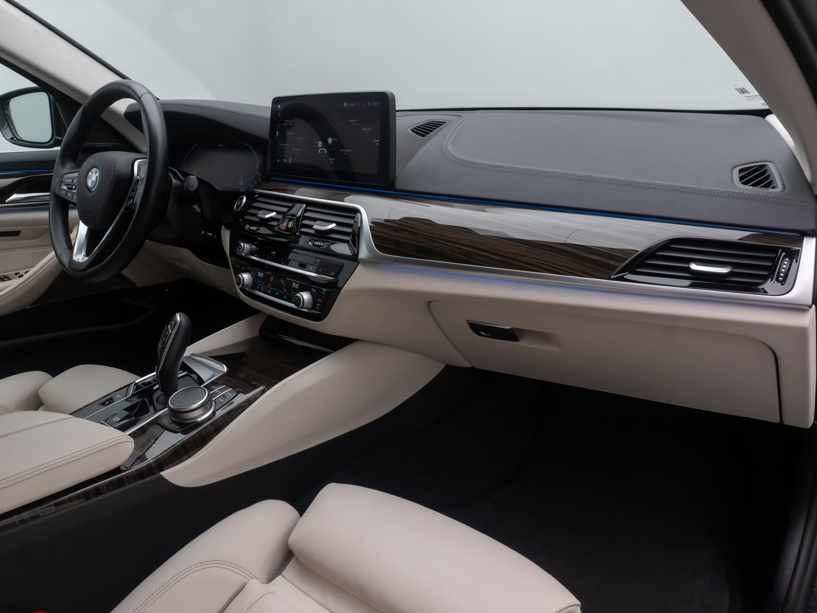 Fahrzeugabbildung BMW 530e Luxury Line DAB H/K 4xKlima Alarm AHK Sport