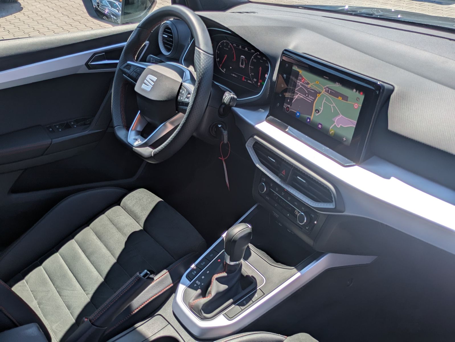 Fahrzeugabbildung SEAT Arona 1.0 TSI FR DSG AHK*ACC*LED*APP*DAB*KAMERA