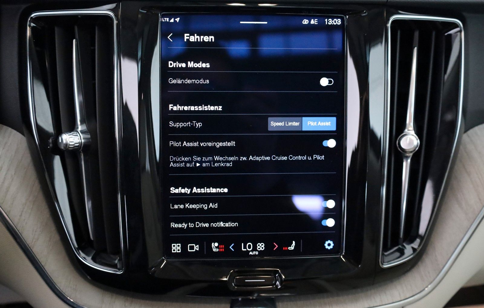 Fahrzeugabbildung Volvo XC60 AWD Plus Dark Leder,LED,Panorama,360° Cam