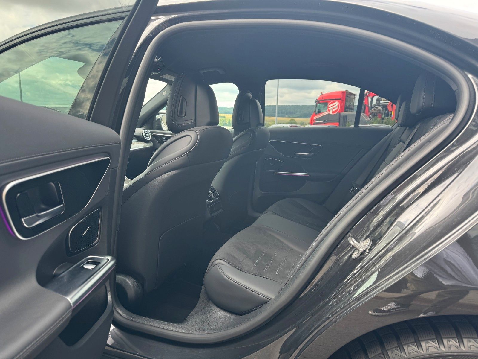 Fahrzeugabbildung Mercedes-Benz C 400e 4M AMG+HUD+RFK+TotW+Ambiente+Night