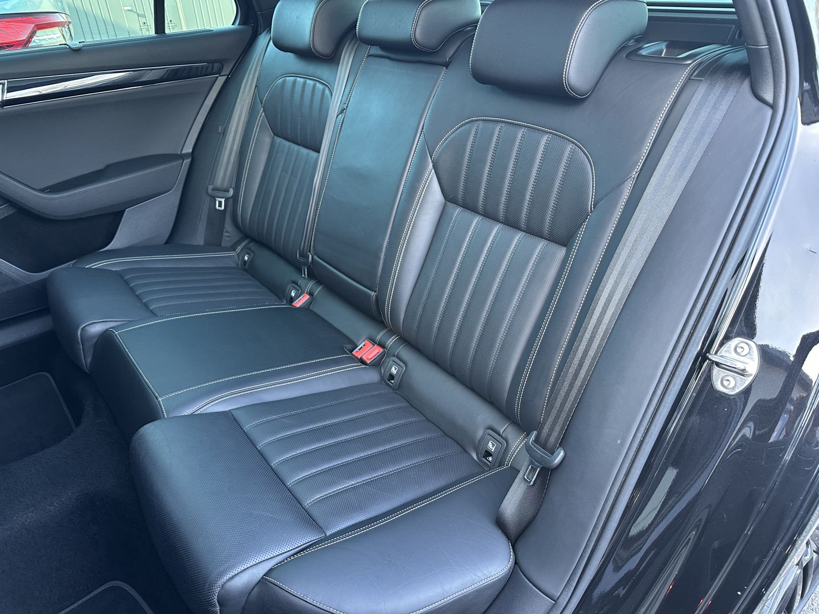 Fahrzeugabbildung SKODA Superb Combi 1.4 TSI L&K iV NAV+LED+AHK+360°+ACC