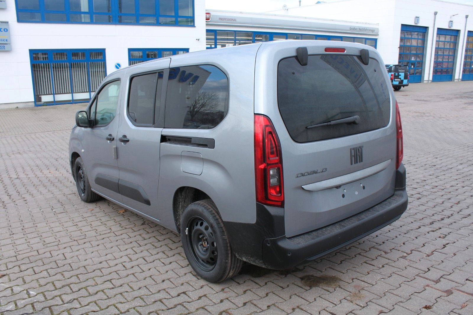 Fahrzeugabbildung Fiat Doblò Kombi 130PS Automatik 2x Schiebetür