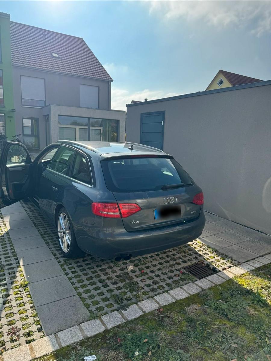 Audi A4 2009 — салон
