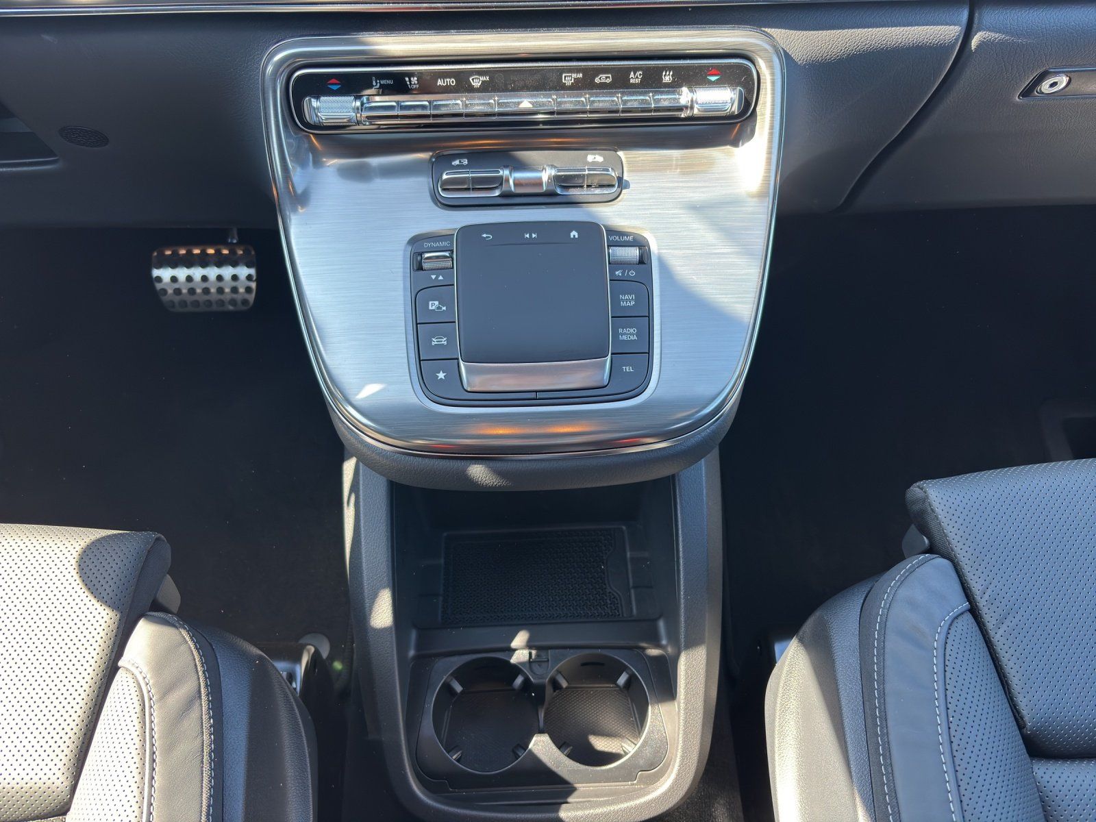 Fahrzeugabbildung Mercedes-Benz V 300 d L EXCLUSIVE Standhz AIRMATIC Pano DISTRO
