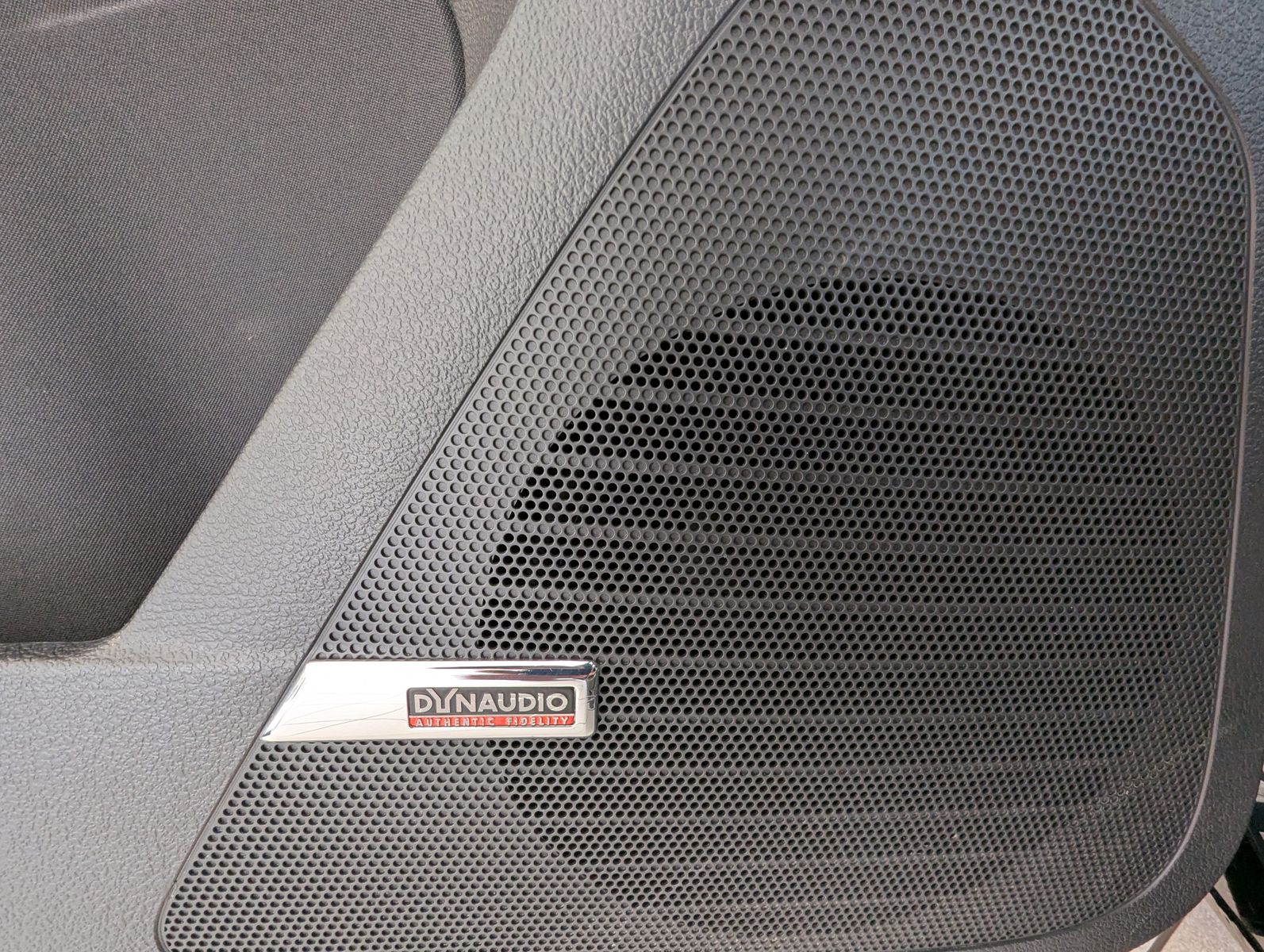 Fahrzeugabbildung Volkswagen Tiguan 1.4 TSI DSG Lounge DYNAUDIO AHK Kamera