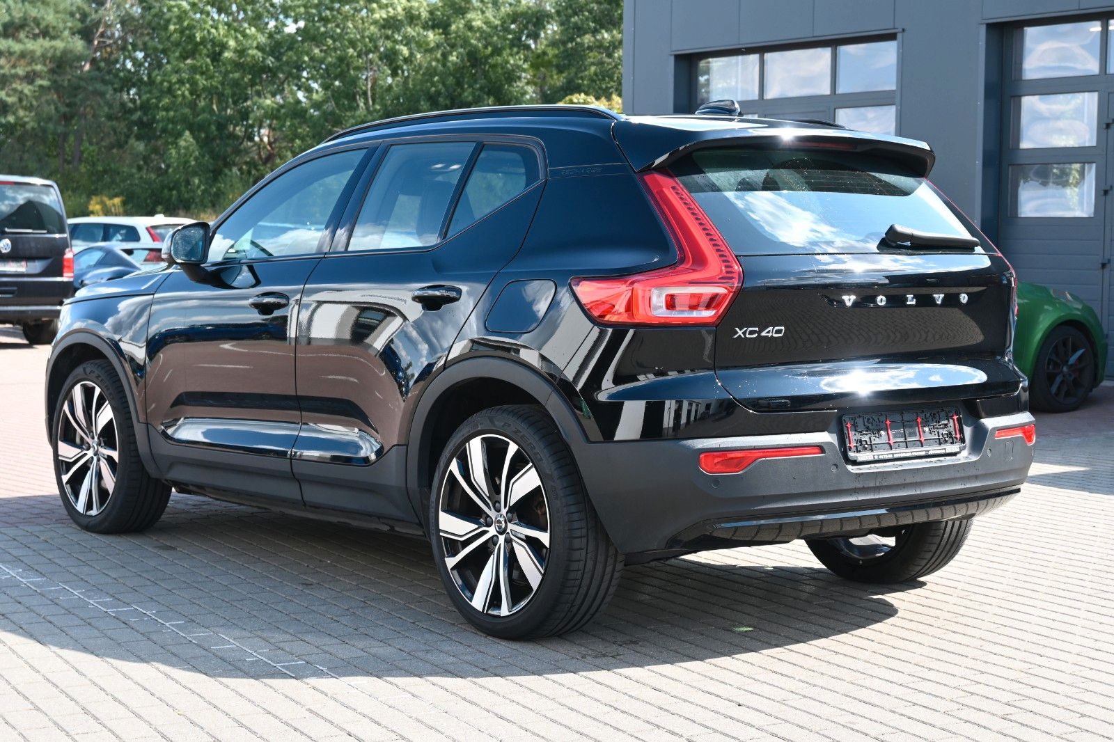Fahrzeugabbildung Volvo XC40 BEV AWD R Design*H&K*FSHZG*RFK*WP*20Zoll*