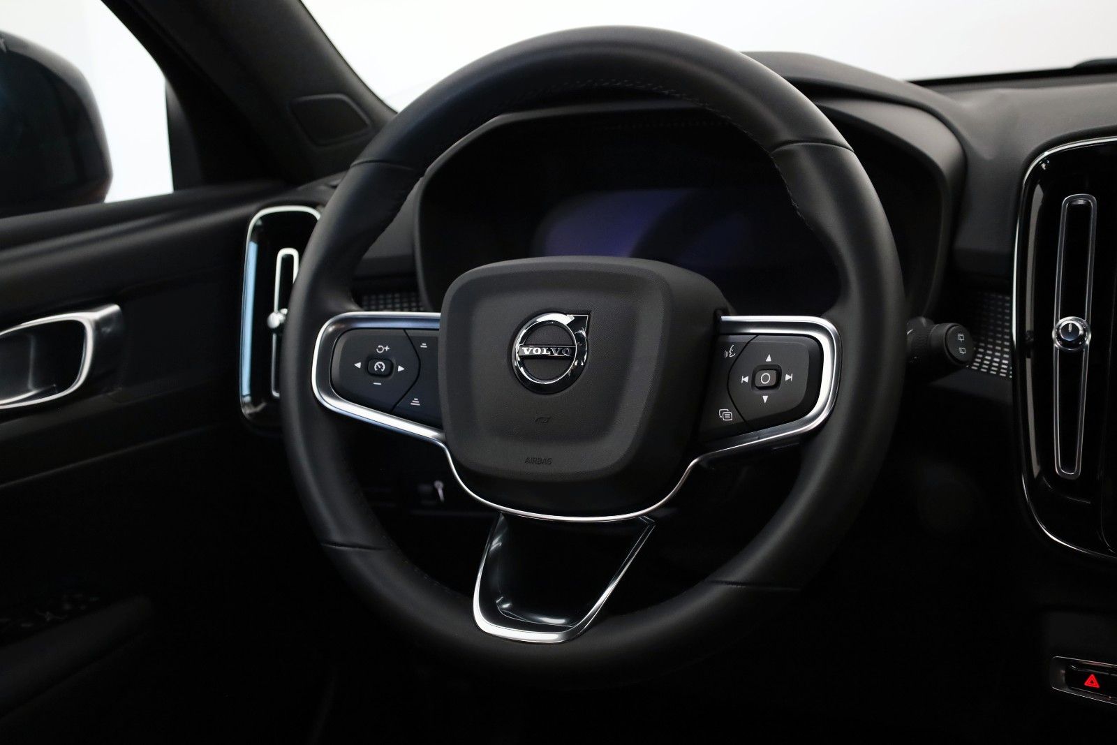 Fahrzeugabbildung Volvo XC40 Plus Recharge,Navi,LED,SH,Kamera,ACC,