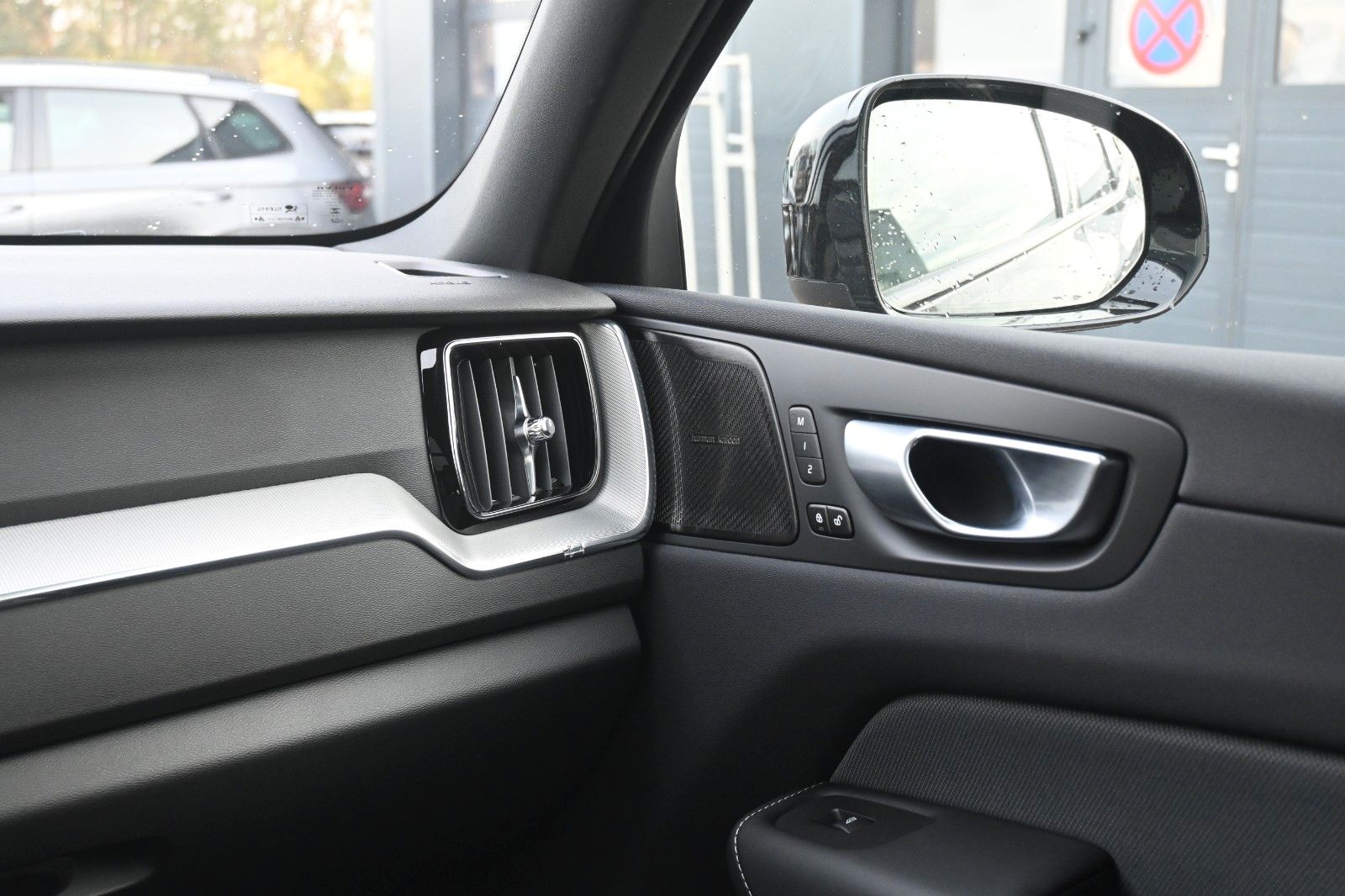 Fahrzeugabbildung Volvo XC60 B4B Plus Dark*LED*STHZ*H&K*PANO