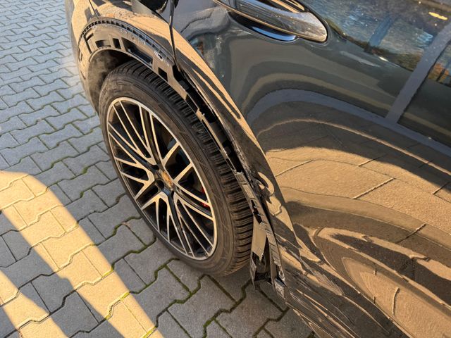 Porsche Cayenne Coupe GTS /PDCC/ STANDHZG./ BURMESTER HE Porsche Cayenne Coupe GTS /PDCC/ STANDHZG./ BURMESTER HE