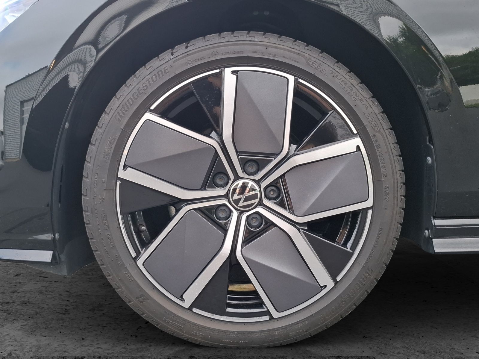 Fahrzeugabbildung Volkswagen Golf VIII Variant TSI R-Line Matrix AHK Navi AID