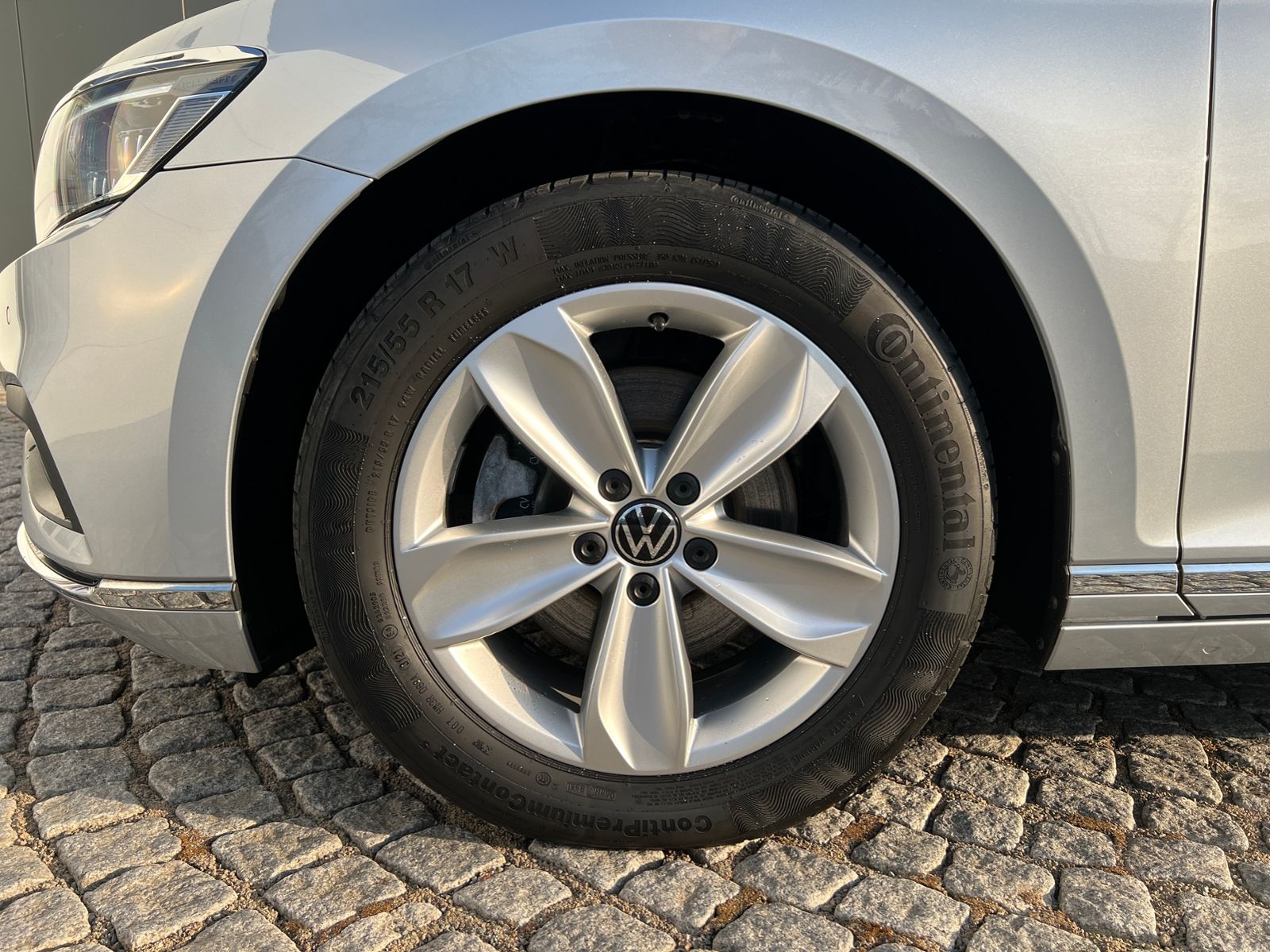Fahrzeugabbildung Volkswagen Passat Variant Elegance 2.0 TDI DSG *AHK, IQ.Lig