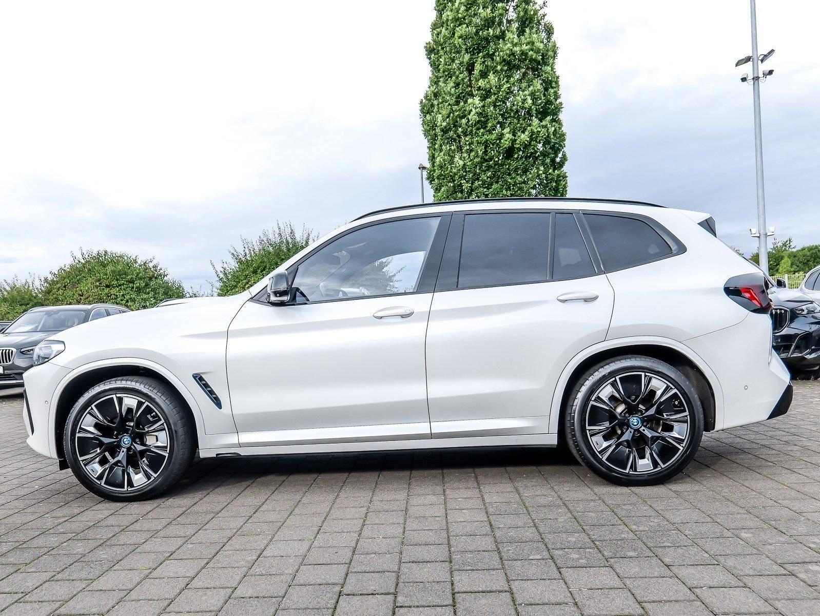 BMW iX3 HUD PANO ACC AHK 360°KAM RFK NAVI Standh.