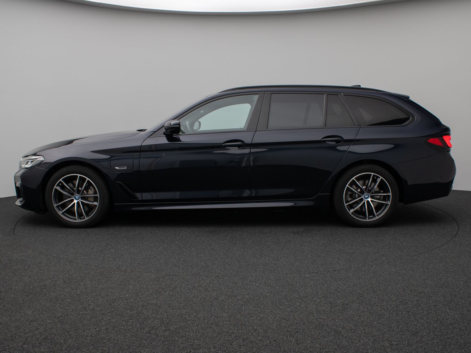 Fahrzeugabbildung BMW 530e M Sport Panorama Kamera DAB HiFi Alarm LED