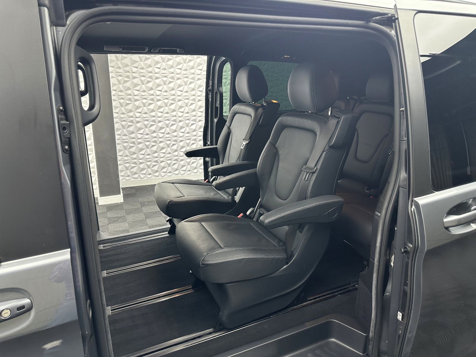 Fahrzeugabbildung Mercedes-Benz V 300d LANG/9G/DISTRO/STANDHZ/360°/BURMESTER/AHK